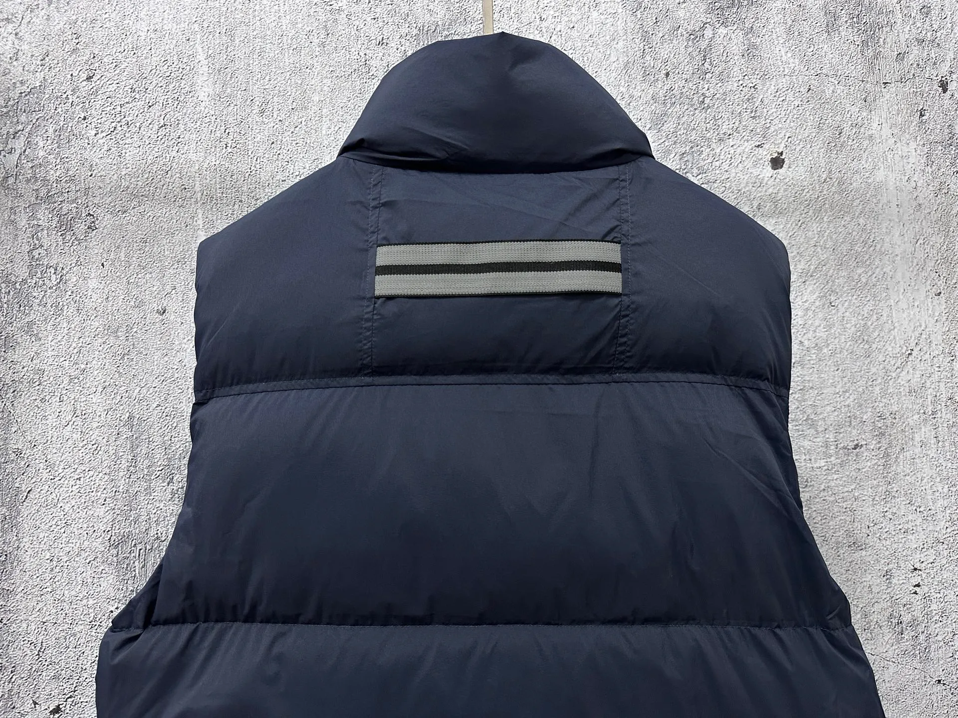P560 【CANADA GOOSE】Lawrence Men's Down Vest The Lawrence down vest features a durable shell and quilted body, making it a must-have item for all seasons. It's made from sustainable Enduraluxe fabric, which has a durable soft touch. The Lawrence features a thoughtfully designed down-filled collar to block strong winds, a two-way zipper and a longer rear hem. Size: XS-XXL